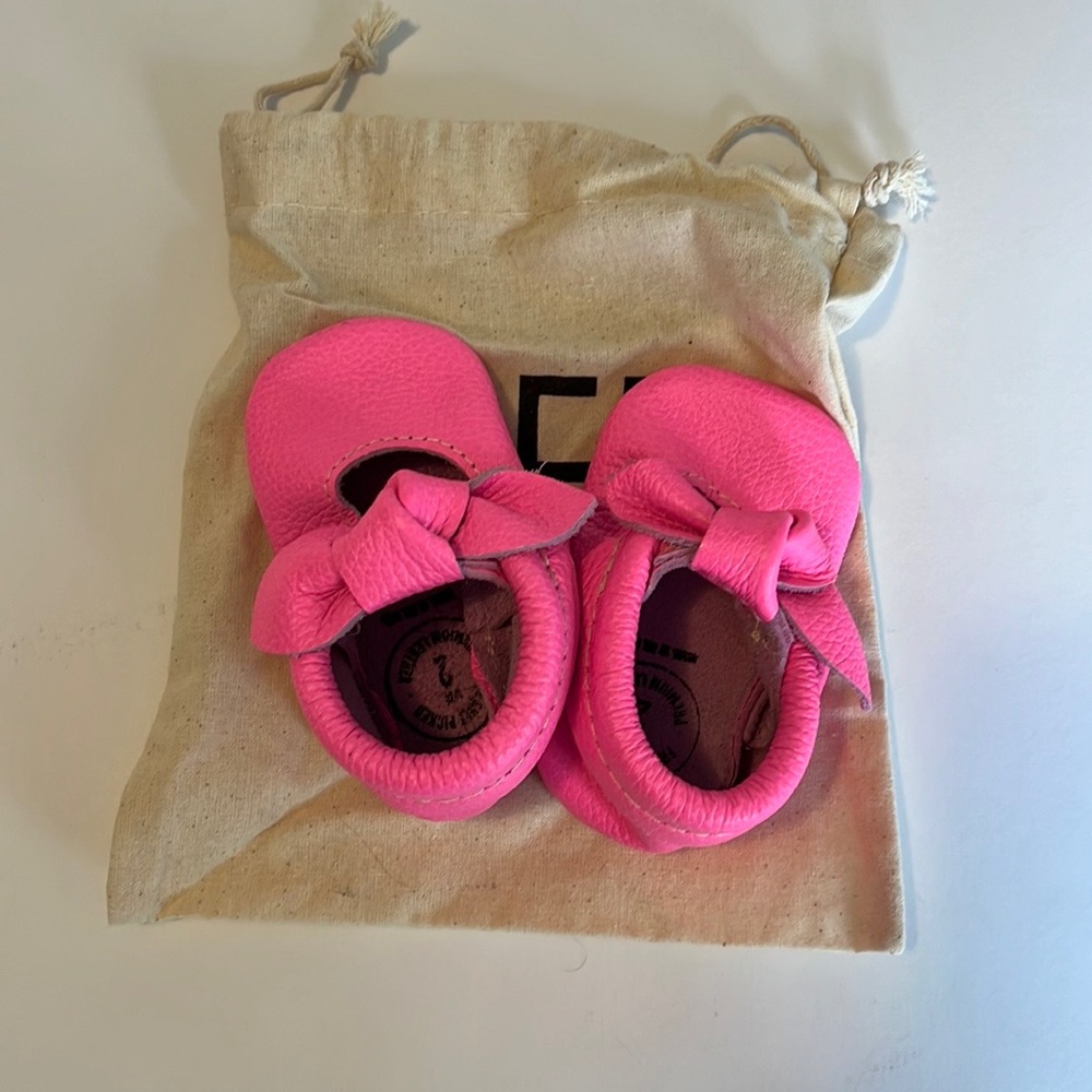 NWOT Freshly Picked Pink Knotted Bow Mocc- Size 2